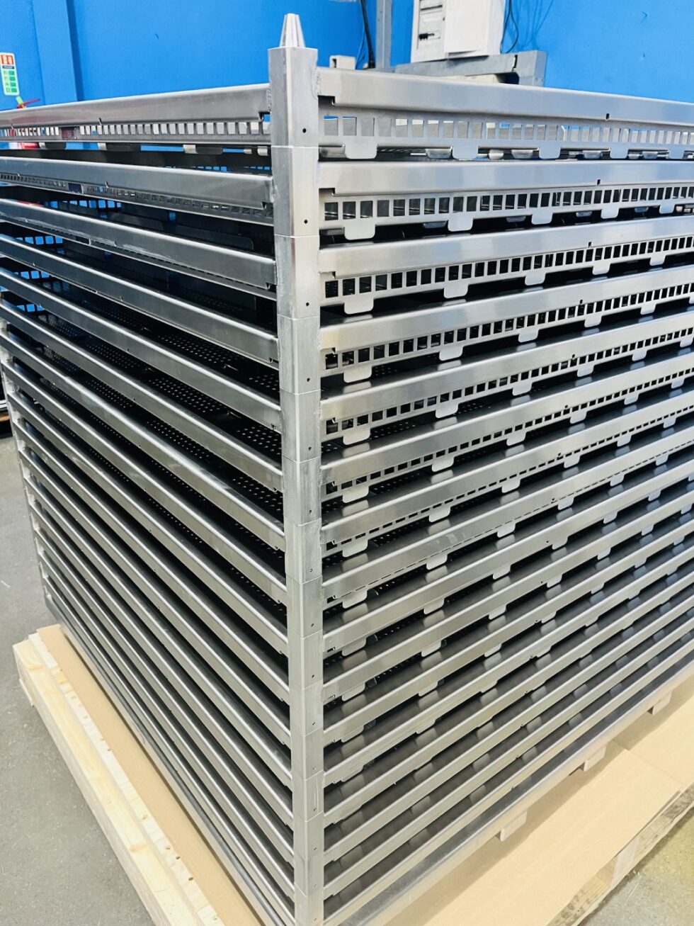 Side view of IV solution stackable trays