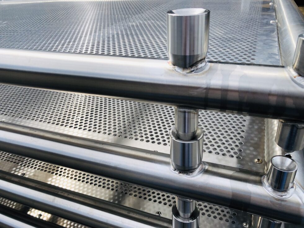 Locators / height separators on stackable pharma trays